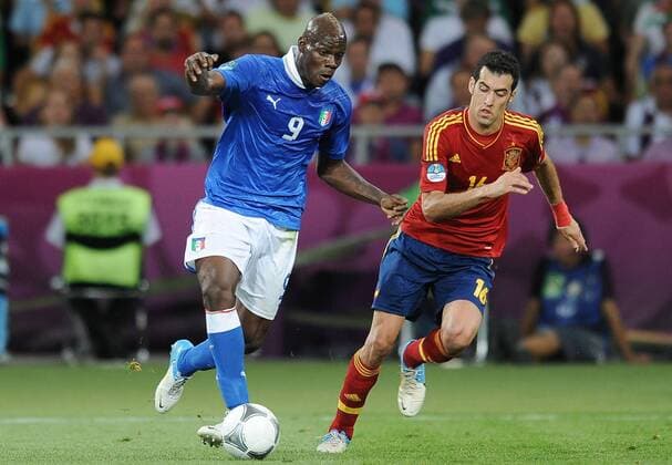 01.07.2012 KIEV FOOTBALL EUROPEAN CHAMPIONSHIPS UEFA EURO 2012 FINAL (FINAL GAME) (SPAIN VS. ITALY) N Z MARIO BALOTELLI SERGIO BUSQUETS  20120701LUK062