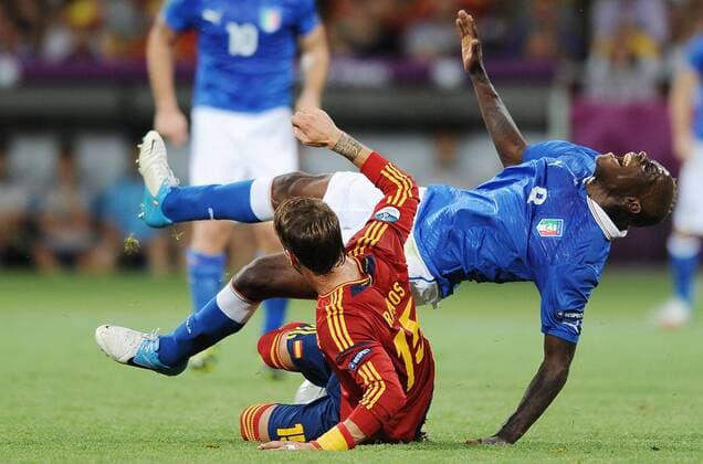 01.07.2012 KIEV FOOTBALL EUROPEAN CHAMPIONSHIPS UEFA EURO 2012 FINAL (FINAL GAME) (SPAIN VS. ITALY) N Z MARIO BALOTELLI SERGIO RAMOS  20120701LUK053