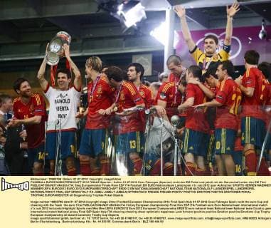 FUSSBALL EUROPAMEISTERSCHAFT 2012 FINALE Spanien - Italien 01.07.2012 Cesc Fabregas (Spanien) reckt den EM Pokal und jubelt mit der Mannschaft ueber den EM Titel 