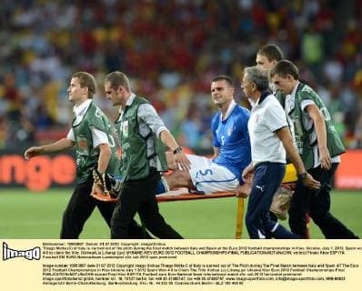 Thiago Motta (C) of Italy is carried out of the pitch during the final match between Italy and Spain at the Euro 2012 football championships in Kiev, Ukraine, July 1, 2012. Spain won 4-0 to claim the title. (Xinhua Liu Lihang) (jyc) UKRAINE-KIEV-EURO 2012 FOOTBALL CHAMPIONSHIPS-FINAL 