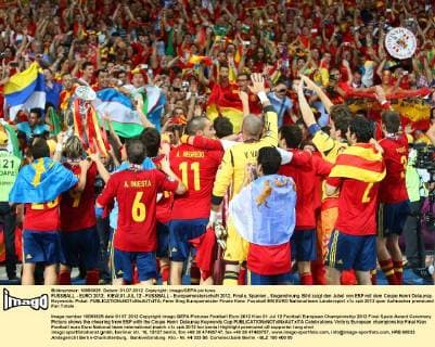 FUSSBALL - EURO 2012, KIEW,01.JUL.12 - FUSSBALL - Europameisterschaft 2012, Finale, Spanien , Siegerehrung. Bild zeigt den Jubel von ESP mit dem Coupe Henri Delaunay. Keywords: Pokal. 