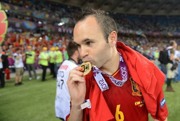 FUSSBALL EUROPAMEISTERSCHAFT 2012 FINALE Spanien - Italien 01.07.2012 Andres Iniesta (Spanien) küsst seine EM-Medaille 