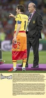Torwart Iker CASILLAS (li) und Trainer Vicente DEL BOSQUE (beide ESP) während der Siegerehrung UEFA Fussball Europameisterschaft 2012, Finale: Spanien - Italien in Kiew, Ukraine am 01.07.2012,
