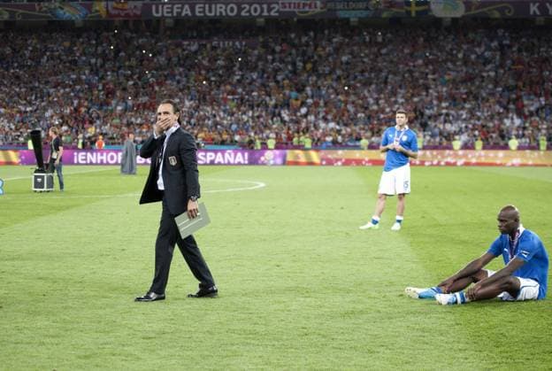 Trainer Cesare PRANDELLI (li) und Mario BALOTELLI (ITA) enttäuscht nach dem Spiel UEFA Fussball Europameisterschaft 2012, Finale: Spanien - Italien in Kiew, Ukraine am 01.07.2012,