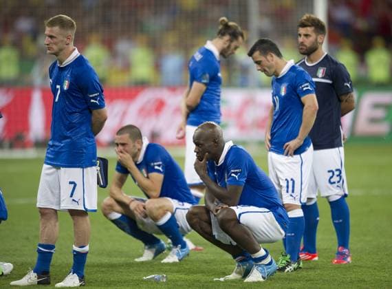 Enttäuschung Italien; Ignazio ABATE (ITA), Leonardo BONUCCI (ITA), Mario BALOTELLI (ITA), Antonio DI NATALE (ITA), Antonio NOCERINO (ITA) UEFA Fussball Europameisterschaft 2012, Finale: Spanien - Italien in Kiew, Ukraine am 01.07.2012,