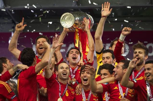 Fussball Kiew 01.07.2012 Europameisterschaften Finale Spanien (ESP) - Italien (ITA) 4:0 Spanien ist Europameister Xavi Hernandez (Spanien, No.08) mit Pokal Andres Iniesta (Spanien, No.06) David Silva (Spanien, No.21) Xabi Alonso (Spanien, No.14) Gerard Pique (Spanien, No.03) Pedro - Pedrito - Rodriguez (Spanien, No.07)