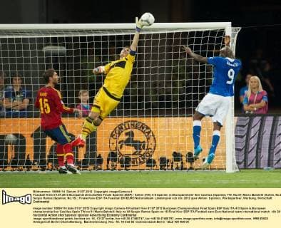 Fussball Kiew 01.07.2012 Europameisterschaften Finale Spanien (ESP) - Italien (ITA) 4:0 Spanien ist Europameister Iker Casillas (Spanien, TW, No.01) Mario Balotelli (Italien, No.09) Sergio Ramos (Spanien, No.15)
