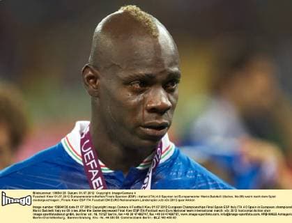 Fussball Kiew 01.07.2012 Europameisterschaften Finale Spanien (ESP) - Italien (ITA) 4:0 Spanien ist Europameister Mario Balotelli (Italien, No.09) weint nach dem Spiel niedergeschlagen