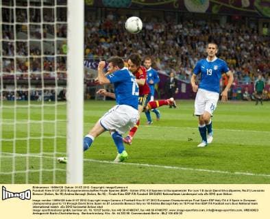 Fussball Kiew 01.07.2012 Europameisterschaften Finale Spanien (ESP) - Italien (ITA) 4:0 Spanien ist Europameister Tor zum 1:0 durch David Silva (Spanien, No.21) Leonardo Bonucci (Italien, No.19) Andrea Barzagli (Italien, No.15)