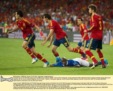 Fussball Kiew 01.07.2012 Europameisterschaften Finale Spanien (ESP) - Italien (ITA) 4:0 Spanien ist Europameister Mario Balotelli (Italien, No.09) am Boden Sergio Busquets (Spanien, No.16) Alvaro Arbeloa (Spanien, No.17) Pedro - Pedrito - Rodriguez (Spanien, No.07) Gerard Pique (Spanien, No.03)