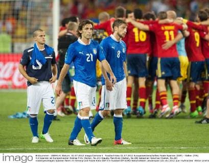 Fussball Kiew 01.07.2012 Europameisterschaften Finale Spanien (ESP) - Italien (ITA) 4:0 Spanien ist Europameister Andrea Pirlo (Italien, No.21) Claudio Marchisio (Italien, No.08) Sebastian Giovinco (Italien, No.20) niedergeschlagen Spanien feiert im Hintergrund