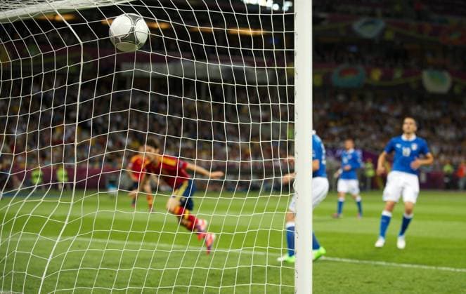 Fussball Kiew 01.07.2012 Europameisterschaften Finale Spanien (ESP) - Italien (ITA) 4:0 Spanien ist Europameister Tor zum 1:0 durch David Silva (Spanien, No.21)