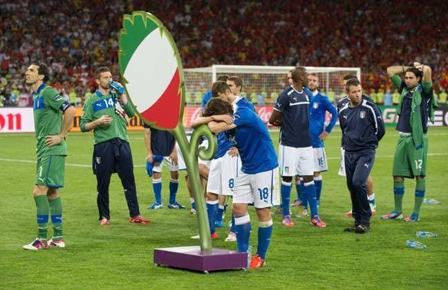 Fussball Kiew 01.07.2012 Europameisterschaften Finale Spanien (ESP) - Italien (ITA) 4:0 Spanien ist Europameister niedergeschlagene Italiener Riccardo Montolivo (Italien, No.18) Gianluigi Buffon (Italien, TW, No.01) li.