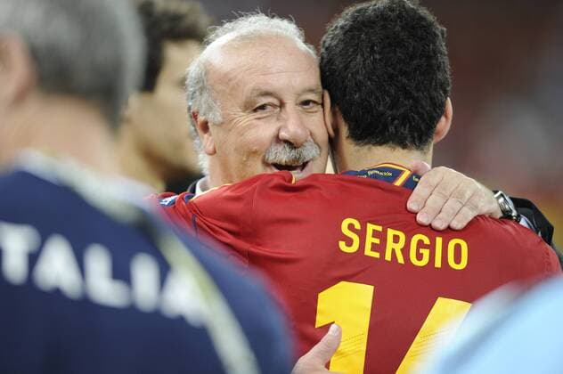 Trainer Vicente Del BOSQUE (ESP) umarmt nach Spielende Sergio Busquets (ESP) - Finale - Spanien (ESP) am 01.07.2012 in Kiew. Fussball UEFA EURO 2012