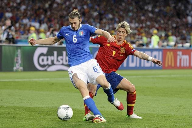 Fernando TORRES (ESP,re),Aktion,Zweikampf gegen Federico BALZARETTI (ITA). Spiel 31,Finale,Endspiel,Spanien (ESP)-Italien (ITA) am 01.07.2012 in Kiew. Fussball UEFA EURO 2012 P o l e n U k r a i n e vom 08.06. - 01.07.2012.