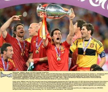 FUSSBALL EUROPAMEISTERSCHAFT 2012 FINALE Spanien - Italien 01.07.2012 Xabi Alonso, Sergio Busquets, Alvaro Arbeloa und Torwart Iker Casillas (v.l., alle Spanien) jubeln mit dem EM POkal 