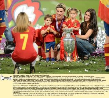 FUSSBALL EUROPAMEISTERSCHAFT 2012 FINALE Spanien - Italien 01.07.2012 Fernando Torres mit seinen Kindern Leo und Nora und Ehefrau Olalla 