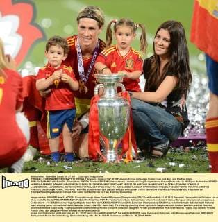 FUSSBALL EUROPAMEISTERSCHAFT 2012 FINALE Spanien - Italien 01.07.2012 Fernando Torres mit seinen Kindern Leo und Nora und Ehefrau Olalla 