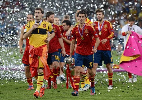 FUSSBALL EUROPAMEISTERSCHAFT 2012 FINALE Spanien - Italien 01.07.2012 Torwart Iker Casillas (li) und Alvaro Arbeloa (re, beide Spanien) mit dem EM Pokal 