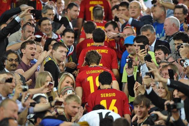 Fußball EURO 2012 Spanien - Italien am 01.07.2012 im Olympia-Stadion in Kiew Spanische Spieler auf dem Weg zur Siegerehrung