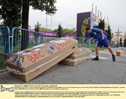 Warschau 01.07.2012 - Fans protestieren gegen Sol Campbell und die BBC am Tag des Finalspiels der Euro 2012 adto_010712 