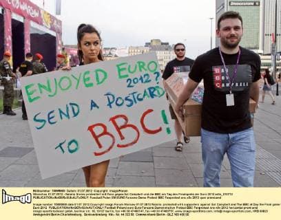 Warschau 01.07.2012 - Natalia Siwiec protestiert mit Fans gegen Sol Campbell und die BBC am Tag des Finalspiels der Euro 2012 adto_010712 