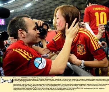 Andres INIESTA (esp) mit Freundin Ana Ortiz FOOTBALL : Espagne vs Italie - Euro 2012 - 01 07 2012 AnthonyBibard FEP Panoramic 