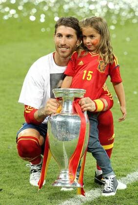 SERGIO RAMOS with his niece Daniela The final match of the European Football Championship 2012 between the national teams of Italy and Spain on July 1, 2012 in Kiev.  EN_01036398_0070