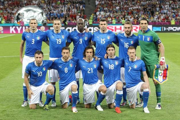 Mannschaftsbild Italien, hi.v.li.: Giorgio Chiellini, Leonardo Bonucci, Mario Balotelli, Andrea Barzagli, Daniele De Rossi, Torwart Gianluigi Buffon; vorn: Antonio Cassano, Claudio Marchisio, Andrea Pirlo, Riccardo Montolivo und Ignazio Abate 