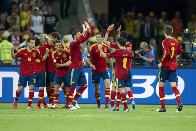 Die spanischen Spieler jubeln über das Tor zum 4:0 für Spanien, Jubel, jubeln, Freude, cheers, Torjubel, ganze Figur, Finale, Spiel 31, Spanien (ESP) - Italien (ITA) 4:0, am 01.07.2012 in K I E W U k r a i n e Fussball UEFA EURO 2012 P o l e n U k r a i n e vom 08.06. - 01.07.2012.