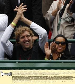 Wimbledon Championships 2012 AELTC, London, ITF Grand Slam Tennis Tournament, Sabine Lisicki Fan und Basketball Champion Dirk Nowitzki mit Freundin Jessica Olsson jubeln in der Spielerloge nach dem Sieg von Sabine, Freude, Emotion,