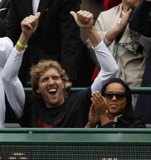 Wimbledon Championships 2012 AELTC, London, ITF Grand Slam Tennis Tournament, Sabine Lisicki Fan und Basketball Champion Dirk Nowitzki mit Freundin Jessica Olsson jubeln in der Spielerloge nach dem Sieg von Sabine, Freude, Emotion,