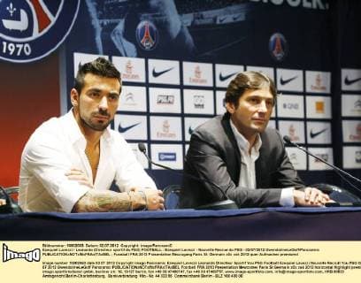 Ezequiel Lavezzi Leonardo (Directeur sportif du PSG) FOOTBALL : Ezequiel Lavezzi - Nouvelle Recrue du PSG - 02 07 2012 GwendolineLeGoff Panoramic 