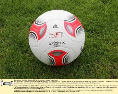 Aue, 02.07.2012, Erzgebirgsstadion, Fußball, 2.Bundesliga, FC Erzgebirge Aue , Training , Im Bild: der neue Spielball der Bundesliga, Torfabrik von adidas. ,