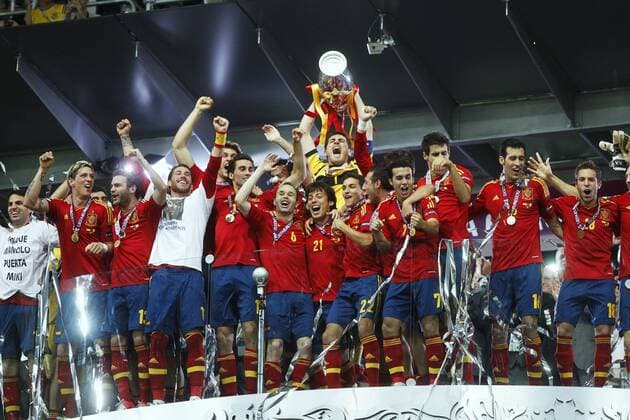 L-R: Cesc Fabregas, Fernando Torres, Juan Mata, Sergio Ramos, Fernando Llorente, Alvaro Arbeloa, Andres Iniesta, David Silva, Iker Casillas with the trophy, Jesus Navas, Santi Cazorla, Pedro Pedrito Rodriguez, Javi Martinez, Sergio Busquets and Jordi Alba - Spain team group (ESP), JULY 1, 2012 - Football Soccer : UEFA EURO 2012 final soccer match between Spain 4-0 Italy at the Olympic Stadium in Kiev, Ukraine. ( 20177376)