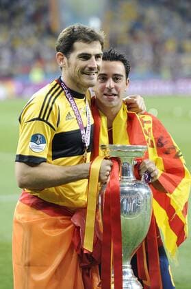 v.li: Iker CASILLAS (ESP), Torwart , Xavi HERNANDEZ (ESP), mit Pokal, Siegerehrung, Victory Ceremony. Spiel 31, Finale, Endspiel, Spanien (ESP)-Italien (ITA) am 01.07.2012 in Kiew. Fussball UEFA EURO 2012
