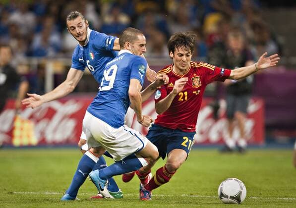 Kiew, 01.07.2012 David Silva (Spanien), Leonardo Bonucci (Italien), Federico Balzaretti (Italien) Spanien - Italien