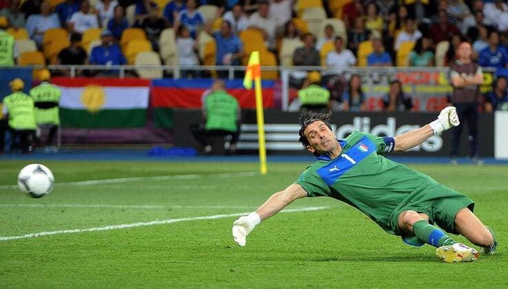 Fußball EURO 2012 Spanien - Italien am 01.07.2012 im Olympia-Stadion in Kiew Gianluigi Buffon ( Italien ) - Treffer zum 2:0 für Spanien