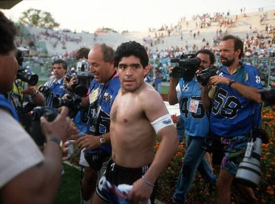 Argentinien - Jugoslawien 3:2 i.E. - Jubel Diego Armando Maradona (Argentinien) vor den Fotografen