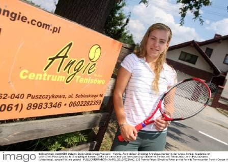 Tennis, Archivbilder Shooting Angelique Kerber in der Angie-Tennis-Akademie im polnischen Puszczykowo 2010 Angelique Kerber (GER) vor dem Centrum Tenisowe Angi Akademia Tenisa, ein Tenniszentrum in Puszczykowo (Unterberg), speziell für sie gebaut  20100721AWJ_135