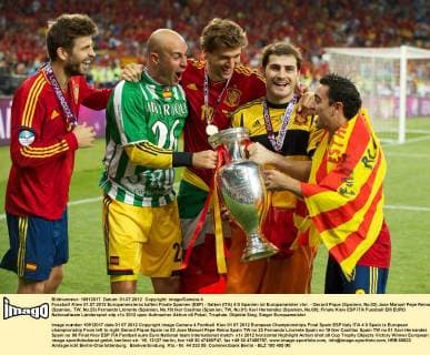 Fussball Kiew 01.07.2012 Europameisterschaften Finale Spanien (ESP) - Italien (ITA) 4:0 Spanien ist Europameister vlnr. - Gerard Pique (Spanien, No.03) Jose Manuel Pepe Reina (Spanien, TW, No.23) Fernando Llorente (Spanien, No.19) Iker Casillas (Spanien, TW, No.01) Xavi Hernandez (Spanien, No.08)