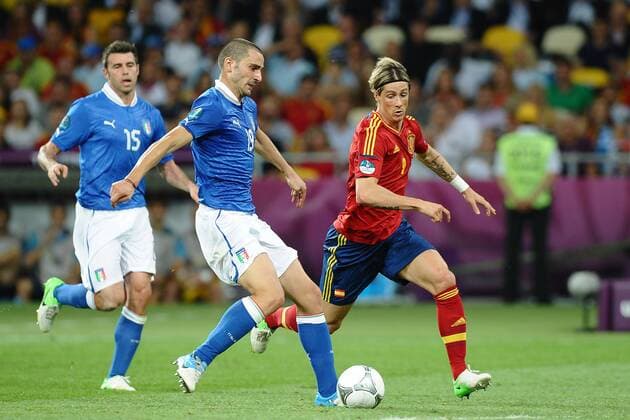 Fußball EURO 2012 Spanien - Italien am 01.07.2012 im Olympia-Stadion in Kiew Leonardo Bonucci ( Italien ), links - Fernando Torres ( Spanien ), rechts