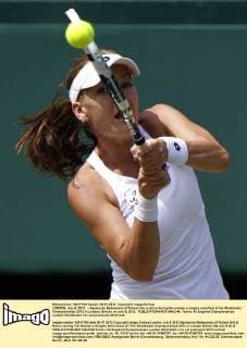LONDON, July 5, 2012 -- Agnieszka Radwanska of Poland hits a return during the women s singles semifinal at the Wimbledon Championships 2012 in London, Britain, on July 5, 2012. 