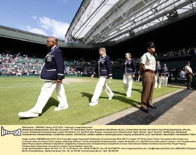 Wimbledon Championships 2012 AELTC,London, ITF Grand Slam Tennis Tournament, SemiFinale Herren, Linienrichter betreten den Centre Court,Platz,Querformat,,officials,