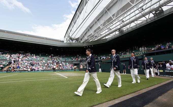 Wimbledon Championships 2012 AELTC,London, ITF Grand Slam Tennis Tournament, SemiFinale Herren, Linienrichter betreten den Centre Court,Platz,Querformat,,officials,