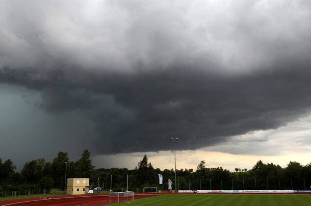 GER, Regionalliga Nordost 2.FBL, FSV Zwickau 08.07.12, Zwickau, Sportforum Sojus 31, GER, Zwickau, Regionalliga 2.FBL, Testspiel, FSV Zwickau, im Bild dicke Gewitterwolken über dem Zwickauer Sportforum