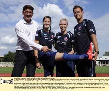 v.l.: Markus Fischer (Fa Juzo), Inka Wesely, Kristin Demann und Silvio Krause (Physiotherapeut), 1.FFC Turbine Potsdam - Auftakttraining, Fußball, Frauen, Bundesliga, Saison 2012 2013, Potsdam, 09.07.2012,