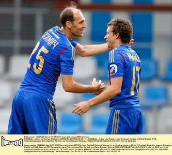 FUSSBALL - Bursa vs Moskau, Testspiel HARTBERG,AUSTRIA,09.JUL.12 - FUSSBALL - Süper Lig, Premjer-Liga, Bursaspor Kulübü vs ZSKA Moskau, IFCS, Vorbereitungsspiel. Bild zeigt Elvir Rahimic und Pavel Mamaev (Moskau). 