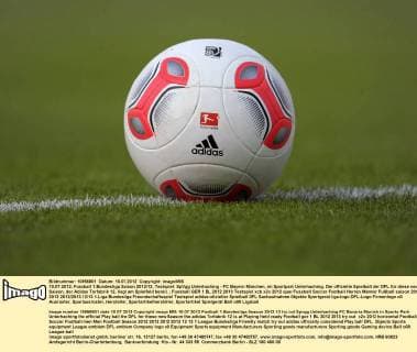 10.07.2012, Fussball 1.Bundesliga Saison 2012 13, Testspiel: SpVgg Unterhaching - FC Bayern München, im Sportpark Unterhaching. Der offizielle Spielball der DFL für diese neue Saison, der Adidas Torfabrik 12, liegt am Spielfeld bereit.