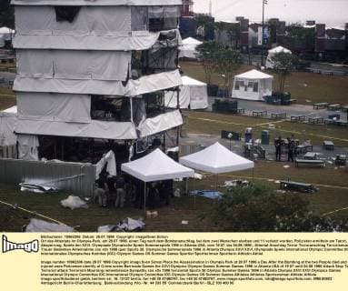 Ort des Attentats im Olympia-Park, am 28.07.1996, einen Tag nach dem Bombenanschlag, bei dem zwei Menschen starben und 11 verletzt wurden, Polizisten ermitteln am Tatort, Absperrung, Spiele der XXVI. Olympiade Olympische Spiele Sommerspiele 1996 in Atlanta USA, vom 19.07. bis 04.08.1996.